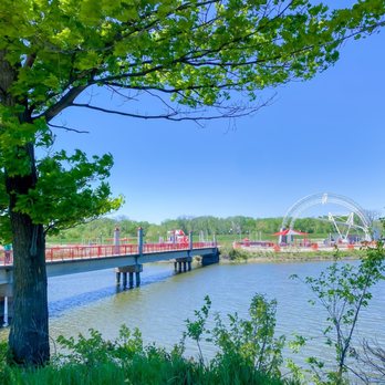 Riverview Park - Walking towards park - Playgrounds Near Me - Des Moines, Iowa