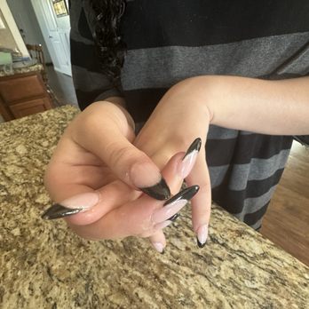 Gloss Nail Bar - The polish was chipped on the sides - Waxing Near Me - Lake Wylie, South Carolina