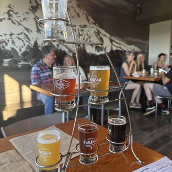 Full Sail Brew Pub - Beer flight - Pubs Near Me - Hood River, Oregon Full Sail Brew Pub - Beer flight - Pubs Near Me - Hood River, Oregon
