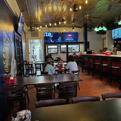 Grizzly Pizza & Wings - Inside seating