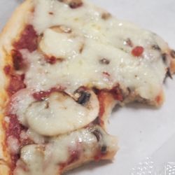 Mangino's Pizzeria - The sauce was the winner on the mushroom pizza. Verry nice!