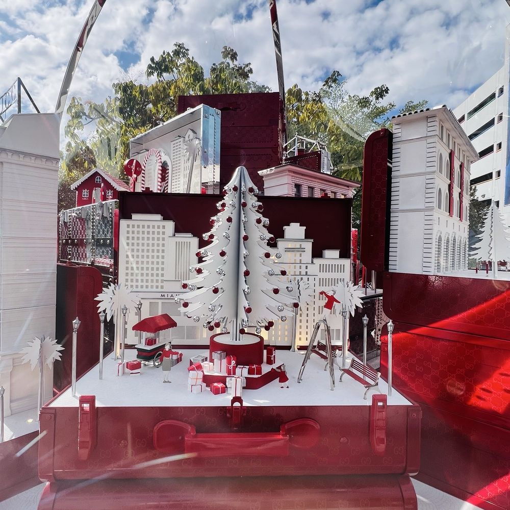 Gucci’s Holiday Snow Globe - Public Art Near Me - Miami, Florida Gucci’s Holiday Snow Globe - Public Art Near Me - Miami, Florida