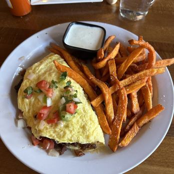The Warming Hut - Eren's Chorizo Omelette w/Sweet Potato Fries - New American Near Me - Mammoth Lakes, California The Warming Hut - Eren's Chorizo Omelette w/Sweet Potato Fries - New American Near Me - Mammoth Lakes, California