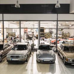 POP Airport - Engine Classic Cars Gallery v Premium Outlet Prague Airport