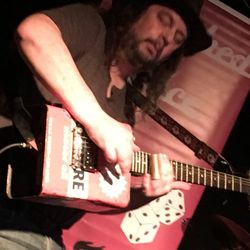 blues to shred guitar lessons - Playing the Oil Can