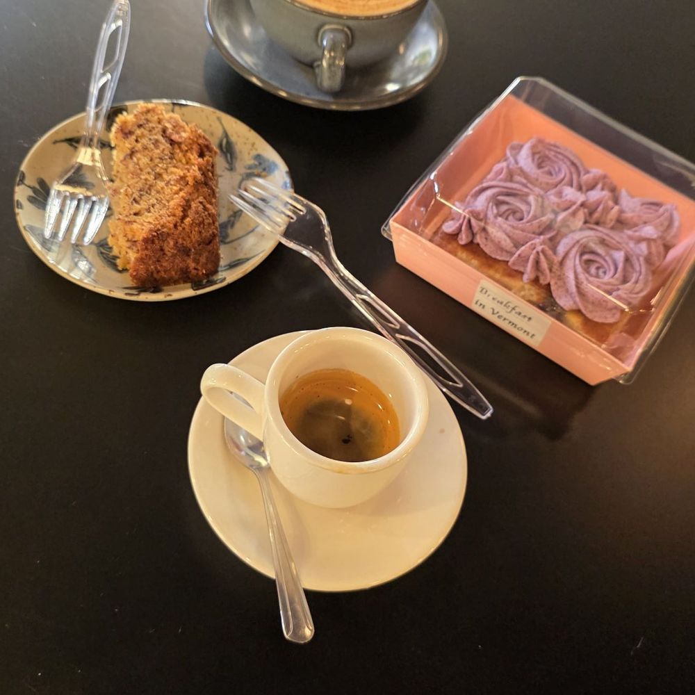 Expresso, "Murphy" latte, cake and banana bread. Expresso, "Murphy" latte, cake and banana bread.