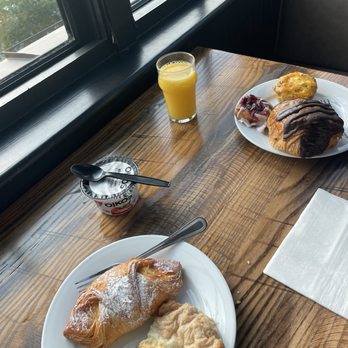 Andrew Pinckney Inn - Breakfast options in solarium - Hotels Near Me - Charleston, South Carolina Andrew Pinckney Inn - Breakfast options in solarium - Hotels Near Me - Charleston, South Carolina