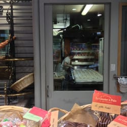 Vue sur les fournots. Le boulanger s'active!