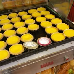 雄輝餅店 - Two types of shells ~ short crust (butter cookie) pastry and the puffy pastry.