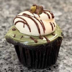 Sweet Surrender Bakery - Dubai chocolate cupcake didn't think i'd like it but it was Gasm! The filling is crispy! Soooo delicious!
