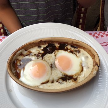 La Fontaine de Mars - Eggs baked in red wine and shallots with bacon - French Near Me - Paris, 75