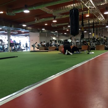 Fitness Hut - Huge CrossFit area! Heaviest weight is 35kg. Very clean and often picked up - Gyms Near Me - Cascais, 20