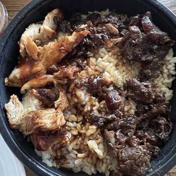 WaBa Grill - The steak and chicken combo bowl. Pathetic. This is what I get upon opening the lid. - Fast Food Near Me - Anaheim, California