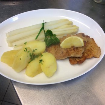 Capri - Spargel mit Schnitzel - Italian Near Me - Limburgerhof, RP