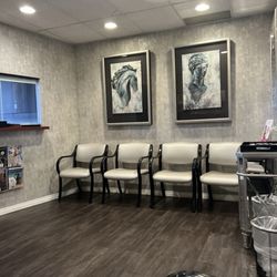 Dr Daniel Ahoubim , MD - Injury Institute - Waiting area