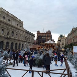 Plaza San Francisco - Espectacular la Plaza de San Francisco en Navidad. Con una pista de patinaje y un carrusel de época. Precioso #xmasyelp