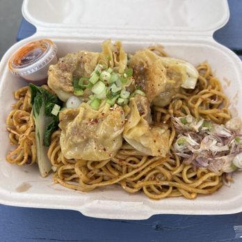 Mama Chow's Kitchen - Garlic noodles w/wonton - Food Trucks Near Me - Portland, Oregon