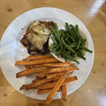 Fountain Grill - Fountain Burger Fried Mozzarella Steak Tenderloin green beans sweet potatoes truffle fries - American Near Me - Ashburn, Virginia Fountain Grill - Fountain Burger Fried Mozzarella Steak Tenderloin green beans sweet potatoes truffle fries - American Near Me - Ashburn, Virginia