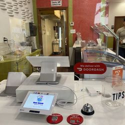 Bonbons Rolled Ice Cream - Cashier & toppings area