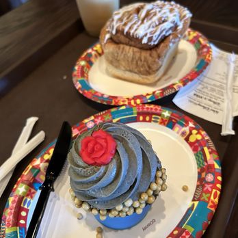 Gaston's Tavern - Grey stuff cupcake and a cinnnamon roll - American Near Me - Lake Buena Vista, Florida