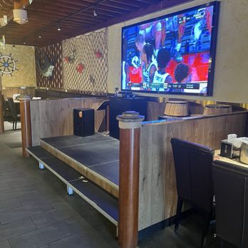 Rock & Toss Crab House - Small stage area which means they may have Karaoke night - Seafood Near Me - Nottingham, Maryland