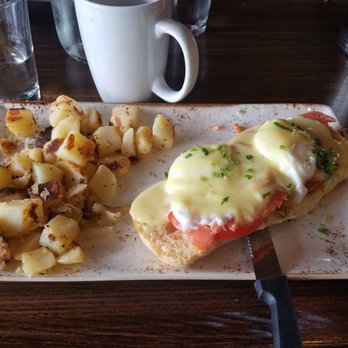 First Watch - Eggs Benedict with smoked salmon and really fresh tomatoes - Breakfast & Brunch Near Me - Kansas City, Missouri