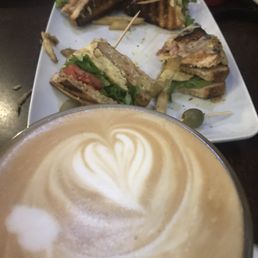 Cafe latte and the club sandwich w/fríes