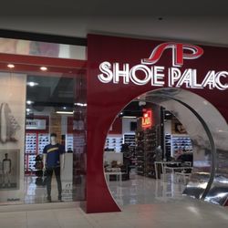 Shoe Palace - New Park Mall location is horrible!!!!