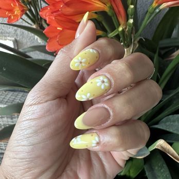 Signature Nails & Spa - Spring design pastel yellow and transparent brown with white daisies - Nail Salons Near Me - Riverside, California