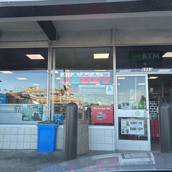 7-Eleven - Nice, clean store. Female clerk was nice, but I just had to wait a bit until she was done reading her text messages. - Convenience Stores Near Me - La Jolla, California