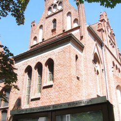 Evangel. Pfarramt Wilhelmsruh Pankow - Die Südostecke dort mit Infotafel.:)