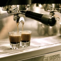 Dark Stone Coffee - Pulling shots