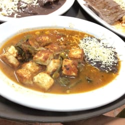 La Estancia de los Tecajetes - La salsa de queso, con rajas de Chile poblano, granitos de elote y salsa de Molcajete. Con tortillas hechas al momento ahí frente a las mes