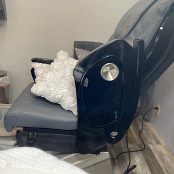 Oasis Nail Lounge - Nice massaging chairs with/without pillows for added comfort - Nail Salons Near Me - Houston, Texas