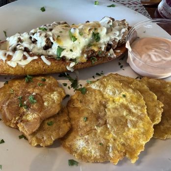 Shipwreck Bar & Grill - Canoa de carne con tostones - Seafood Near Me - Rincon, Puerto Rico