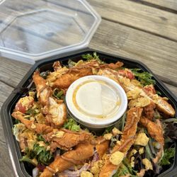 Baby's Grill - Salad with hot chicken!