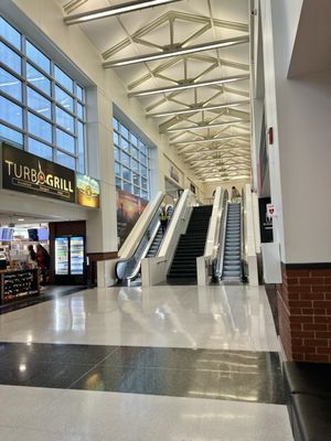 Charlottesville–Albemarle Airport by null