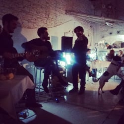 SpeakEasy - Banda, timbre y perro que ladra.. Ahora estamos en una peli de #Kusturica