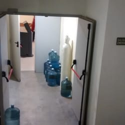 Hospital Privado Patio Olmos - Salida de emergencia casi bloqueada, suele estar mucho peor. Terrible peligro el tanque de OXÍGENO! 3 años reclamando.