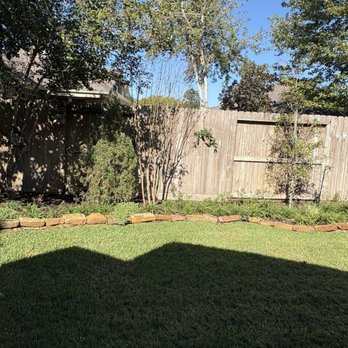 Nelson's Landscaping Service - Back flower bed - Landscaping Near Me - Houston, Texas Nelson's Landscaping Service - Back flower bed - Landscaping Near Me - Houston, Texas