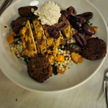 Hoq Restaurant - Mediterranean Bowl with Tandori chicken. - New American Near Me - Des Moines, Iowa