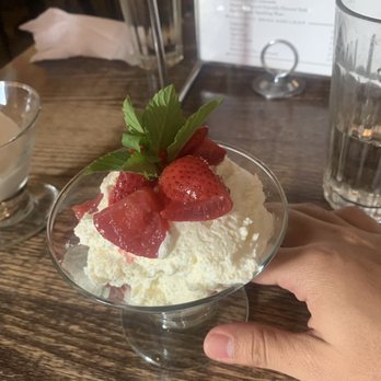 Juliana's - Seasonal Berries and Cream - Pizza Near Me - Brooklyn, New York Juliana's - Seasonal Berries and Cream - Pizza Near Me - Brooklyn, New York