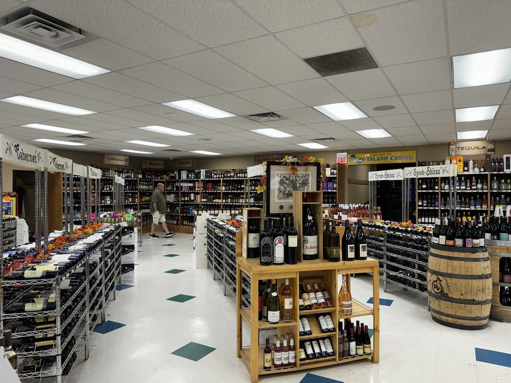 Island Liquor Store Logo