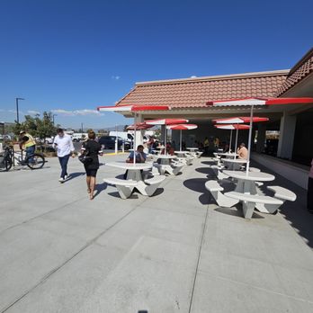In-N-Out Burger - Outside seating - Fast Food Near Me - Ontario, California In-N-Out Burger - Outside seating - Fast Food Near Me - Ontario, California