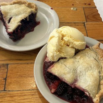 Copper Creek Inn - Blackberry pie a la mode - American Near Me - Ashford, Washington Copper Creek Inn - Blackberry pie a la mode - American Near Me - Ashford, Washington