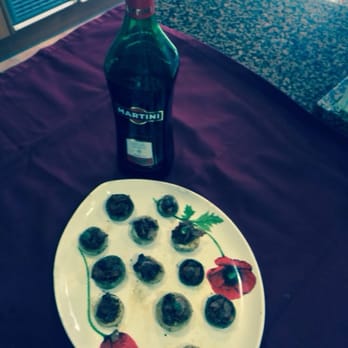 24/7 Bed & Breakfast - Aperitivo: champiñones rellenos de panceta, sobrasada y queso en una salsa de vino tinto, curry madrás y mostaza al casis. - Bed & Breakfast Near Me - Valencia, V