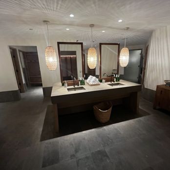 Bamford Wellness Spa - Men's locker room - Day Spas Near Me - Princeville, Hawaii