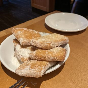 Olive Garden Italian Restaurant - Hot donuts, which taste like beignets. Yum! - Italian Near Me - High Point, North Carolina
