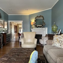Yoder's Guest House - Relax in the Doctor's library