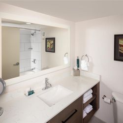DoubleTree by Hilton Hotel Jackson - Guest room bath